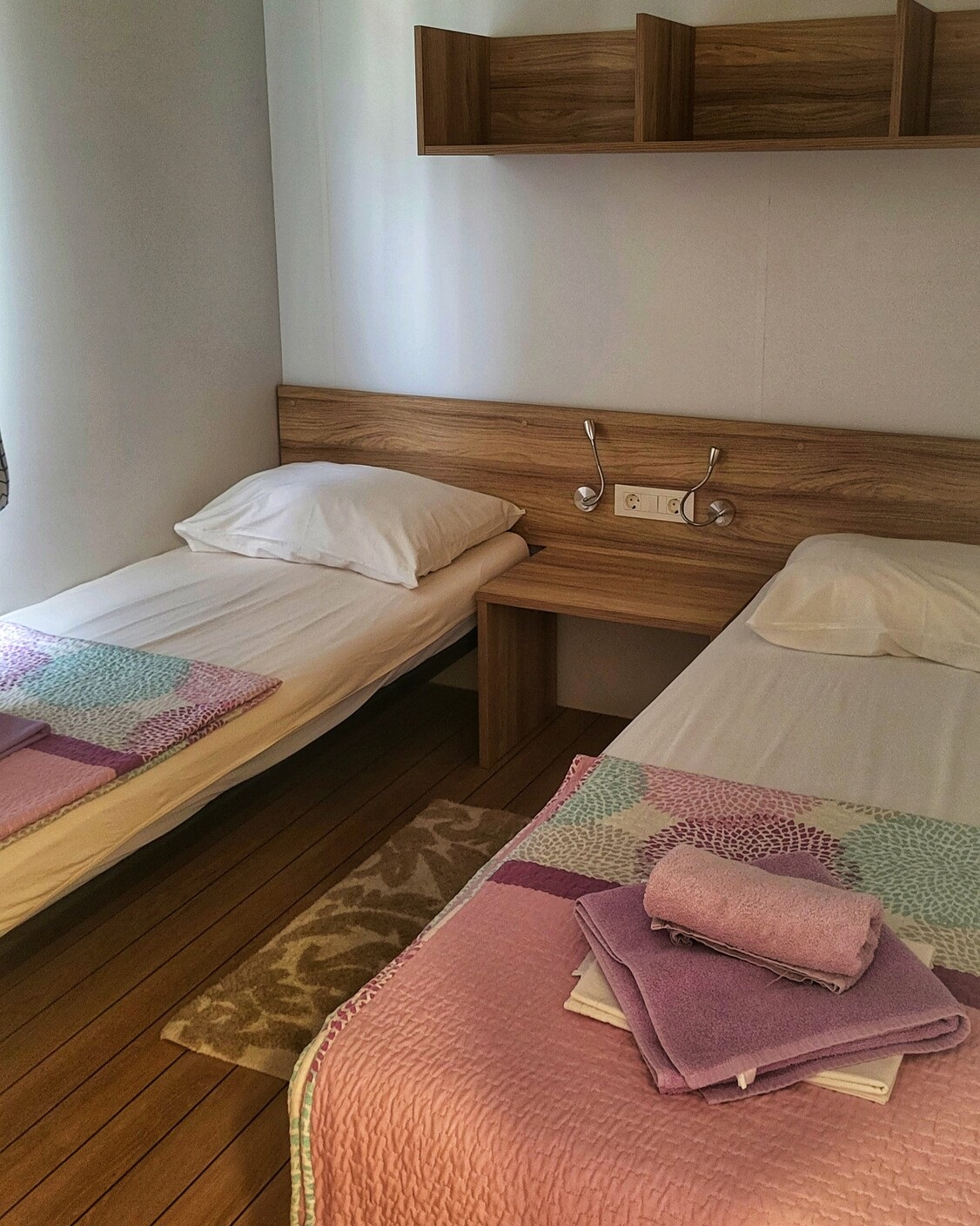 Green home – twin bedroom pink