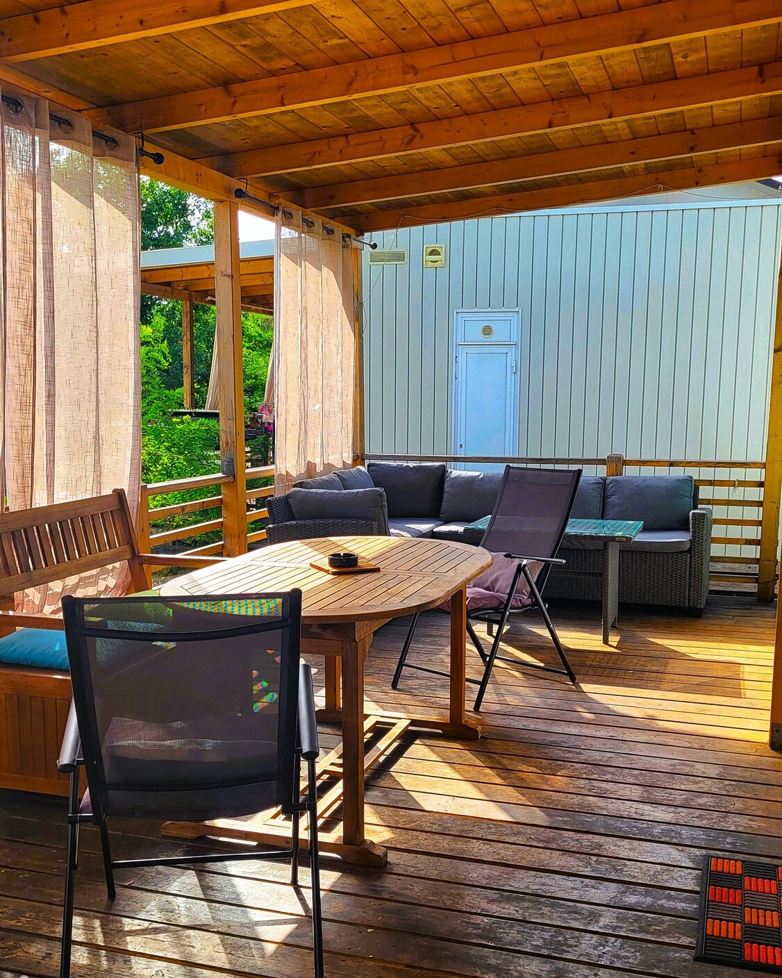 Green home – large terrace lounge