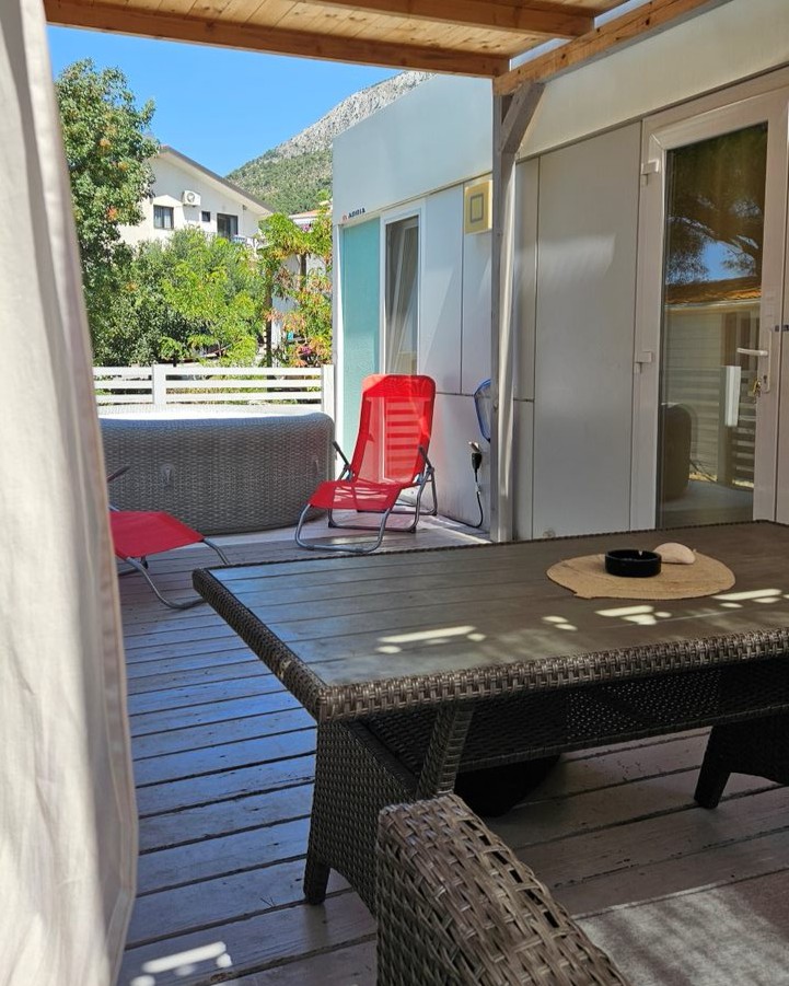 Yellow home – terrace jacuzzi Biokovo view